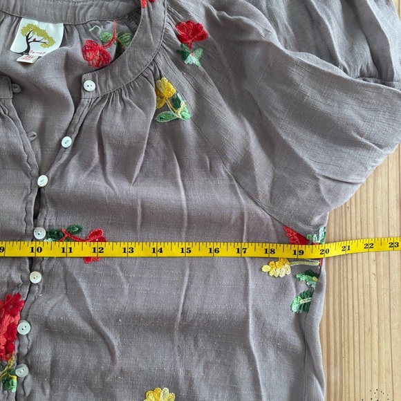 Fig and Flower Anthropologie Taupe Blouse with Vibrant Floral Embroidery - Picture 11 of 12